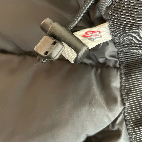 Moncler jacket, in perfect condition and barely worn. - Picture 4 of 9